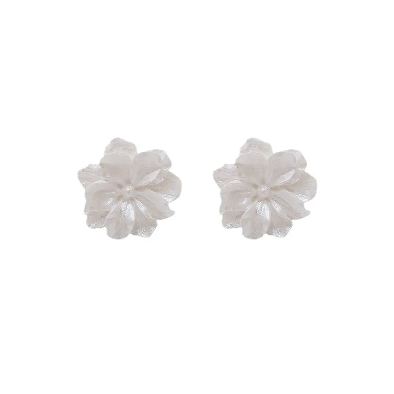 Boucle d'oreille fleur blanche