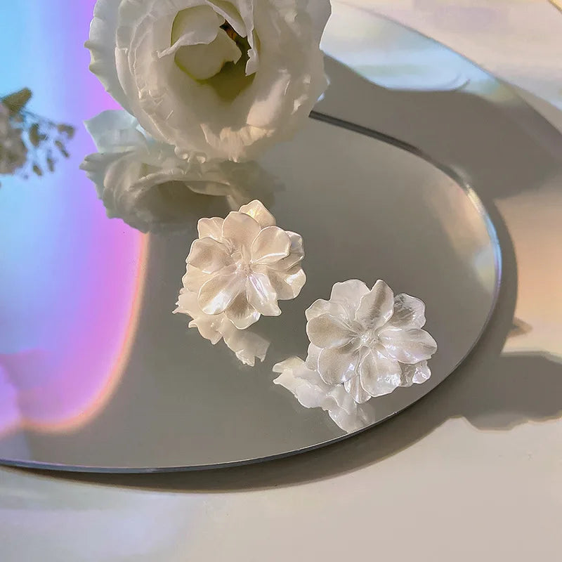Boucle d'oreille fleur blanche