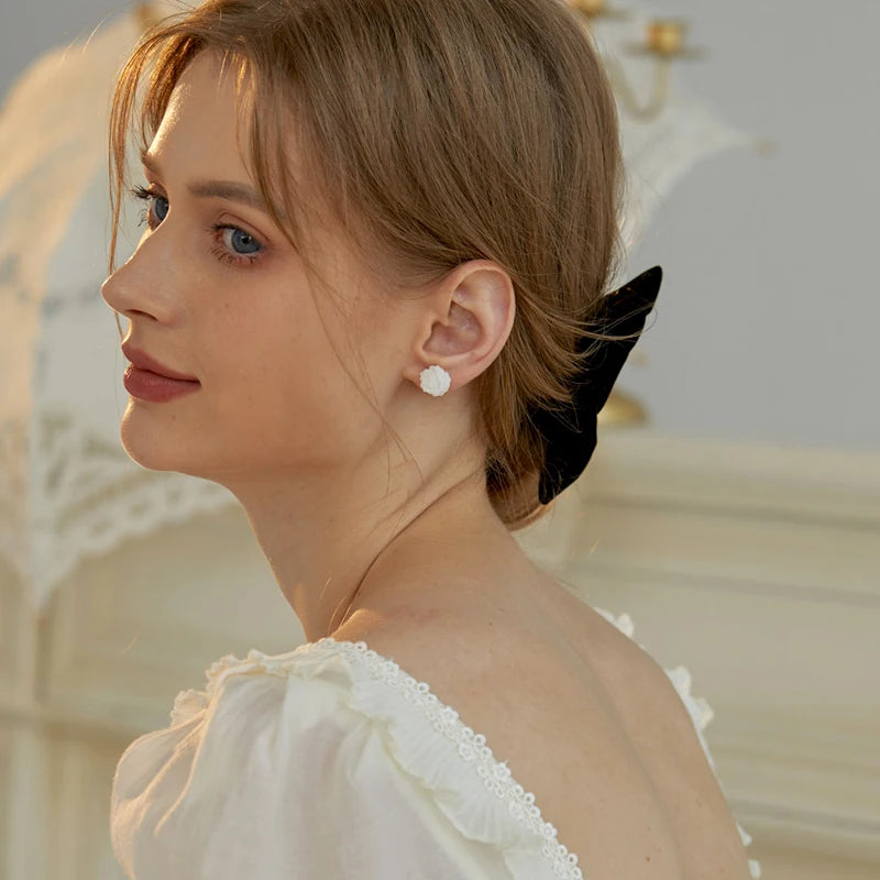 Boucle d'oreille fleur nacre