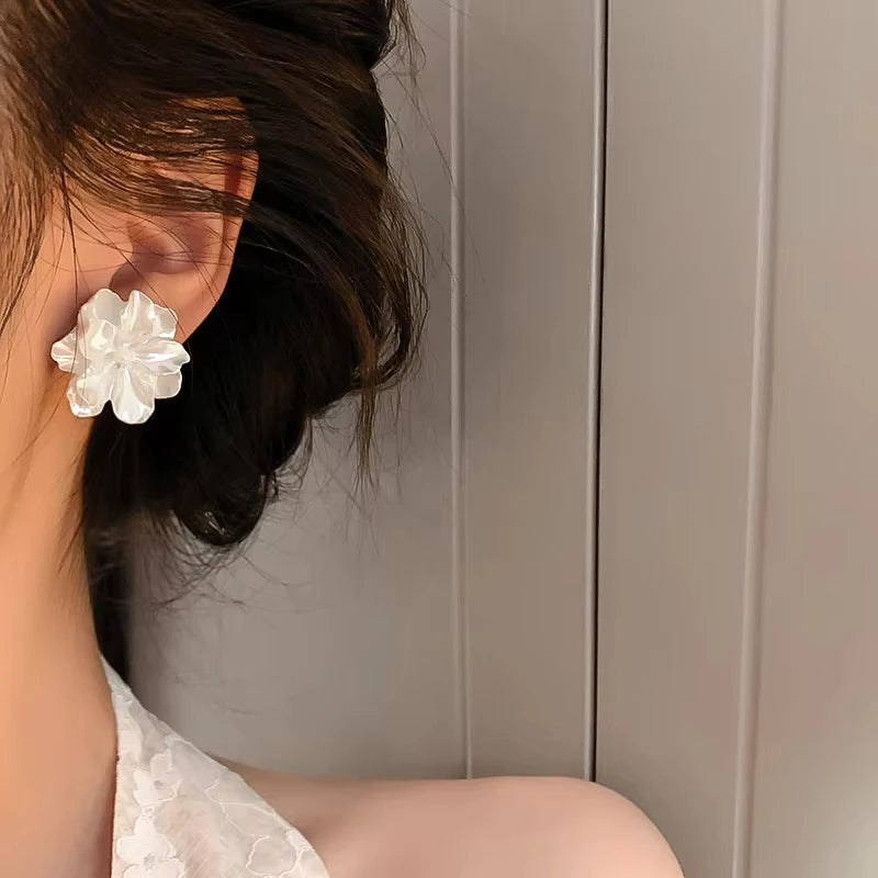 Boucle d'oreille fleur blanche