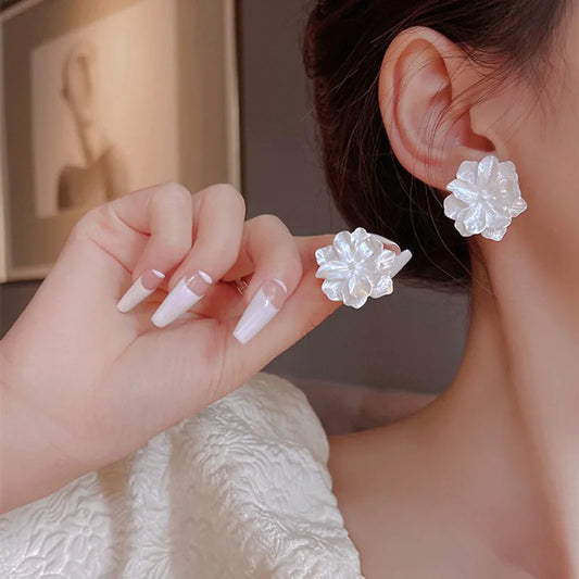 Boucle d'oreille fleur blanche
