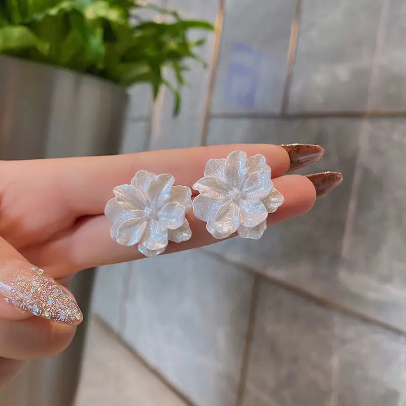 Boucle d'oreille fleur blanche