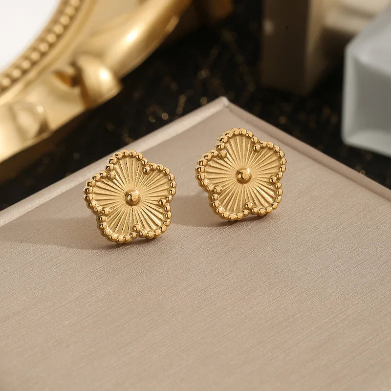 Boucle d'oreille fleur or